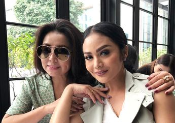 Jadi Sosialita Hits, Intip Perbandingan Gaya Krisdayanti VS Mayangsari saat Pakai Kaftan, Sederhana Banget!
