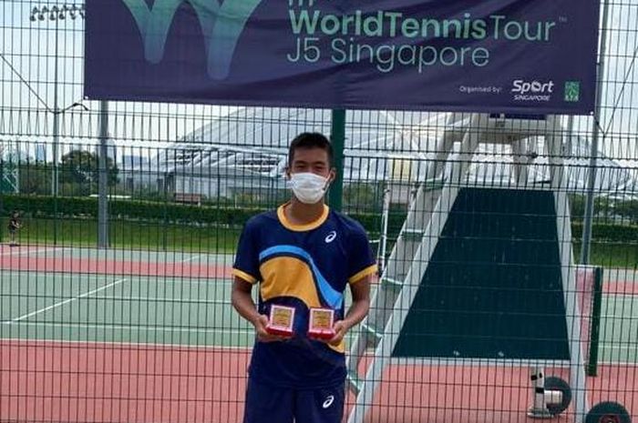 Petenis muda Indonesia, Nathan Anthony Barki usai menyabet gelar juara di Singapura, Jumat (19/3/2021)