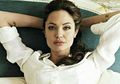 Kerap Tampil Classy, 5 Gaya Angelina Jolie Ini Cocok untuk ke Kantor!