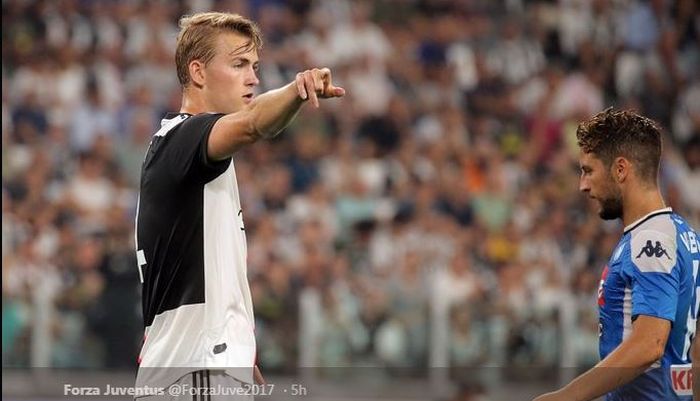 Matthijs de Ligt saat membela Juventus kontra Napoli.