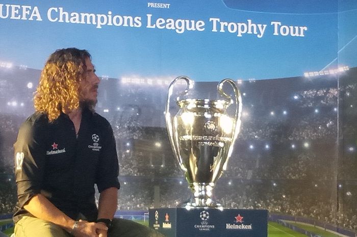 Eks kapten Barcelona, Carles Puyol, dalam acara tur trofi Liga Champions di Beer Hall, Senin (11/3/2019)