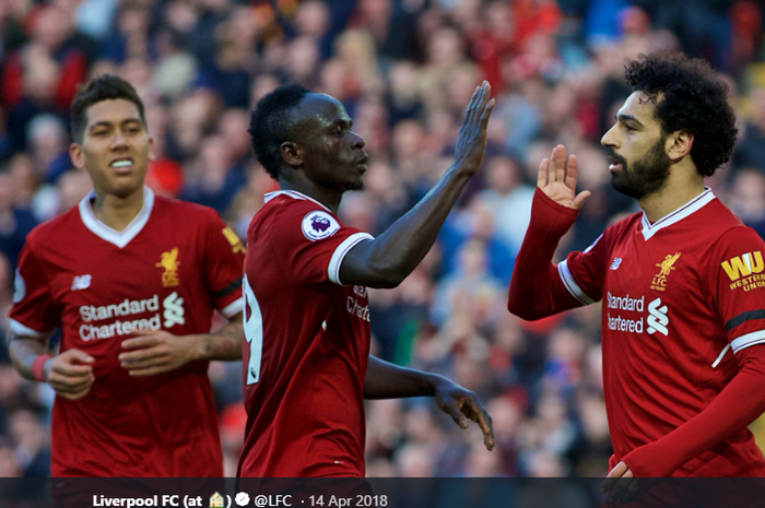 Tiga penyerang Liverpool, Roberto Firmino, Sadio Mane, dan Mohamed Salah melakukan selebrasi bersama.