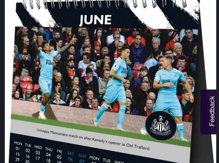 Kalender dengan foto Kenedy saat merayakan gol untuk Newcastle United dengan latar belakang para pendukung Manchester United.