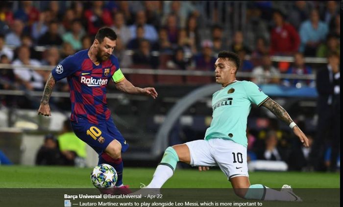 Lionel Messi (kiri) saat berduel dengan Lautaro Martinez.
