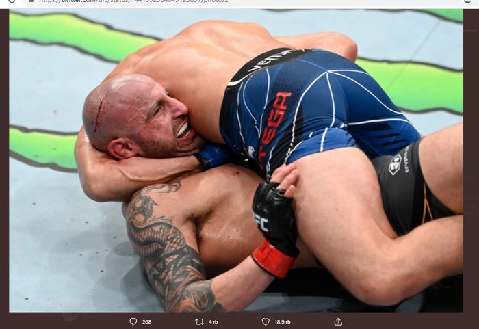 Momen Alexander Volkanovski terperangkap kuncian triangle dari Brian Ortega pada UFC 266 (26/9/2021).