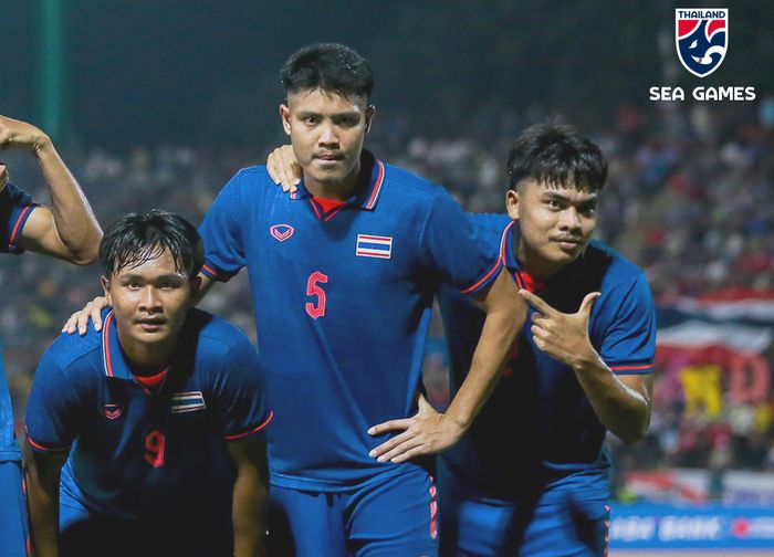 Pemain timnas U-22 Thailand, Songchai Thongcham (tengah) saat bersama para pemain Thailand.