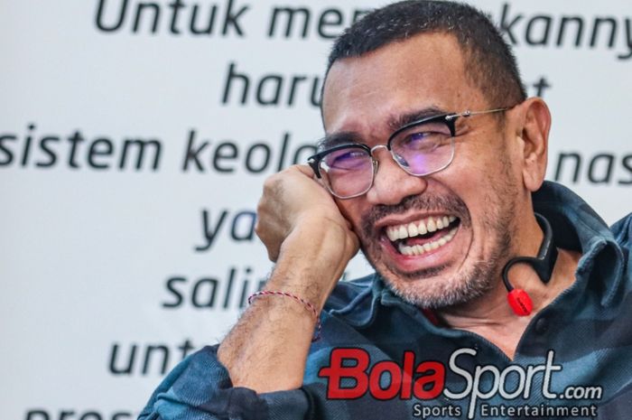 Anggota Komite Eksekutif PSSI, Arya Sinulingga, sempat tertawa saat hadir di Kantor Kemenpora, Senayan, Jakarta, Kamis (21/12/2023).