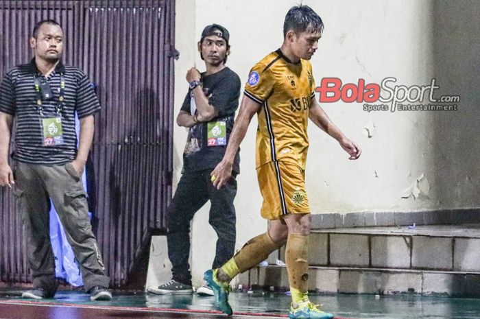 Witan Sulaeman tampak sempat tertunduk saat ditarik keluar lapangan dalam laga pekan ke-27 Liga 1 2023 antara Bhayangkara FC versus Madura United di Stadion PTIK, Blok M, Jakarta, Jumat (1/3/2024).