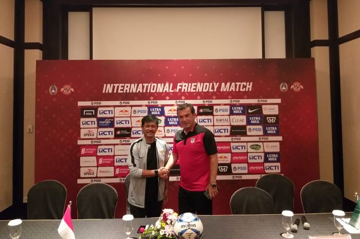Pelatih timnas U-22 Indonesia dan timnas U-23 Iran, Indra Sjafri serta Hamid Estili  saat jumpa pers di Bali, Selasa (12/11/2019).