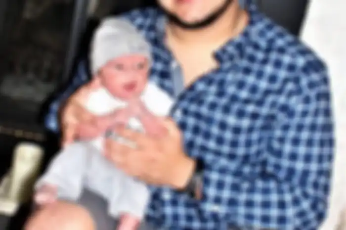 Seorang bayi berusia dua bulan meninggal akibat tidur bersama ayahnya di dadanya. Ia jatuh dan terhimpit di antara lengan ayahnya dan sofa.