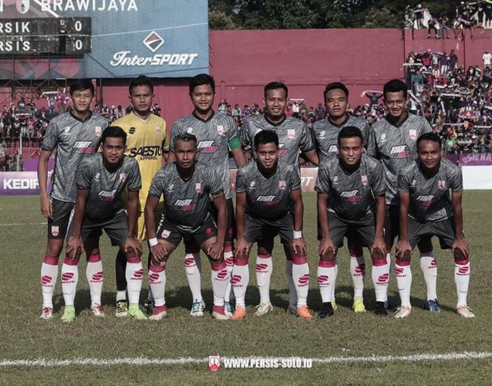 Skuat Persis Solo saat melawan Persik Kediri pada laga uji coba di Stadion Brawijaya, Kediri, pada 27 April 2019.