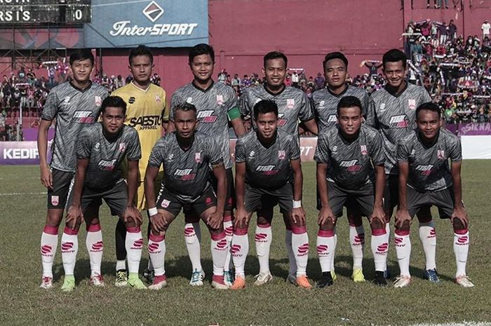 Skuat Persis Solo saat melawan Persik Kediri pada laga uji coba di Stadion Brawijaya, Kediri, pada 27 April 2019.