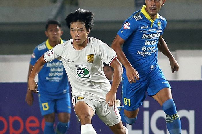 Gelandang Persela Lamongan, Kei Hirose, saat membela timnya melawan Persib Bandung pada gelaran Liga 1 2019.