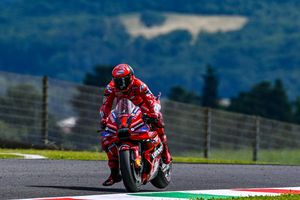 Hasil Sprint MotoGP Italia 2023 - Bagnaia Menang, Marquez Bersaudara Kena Senggol