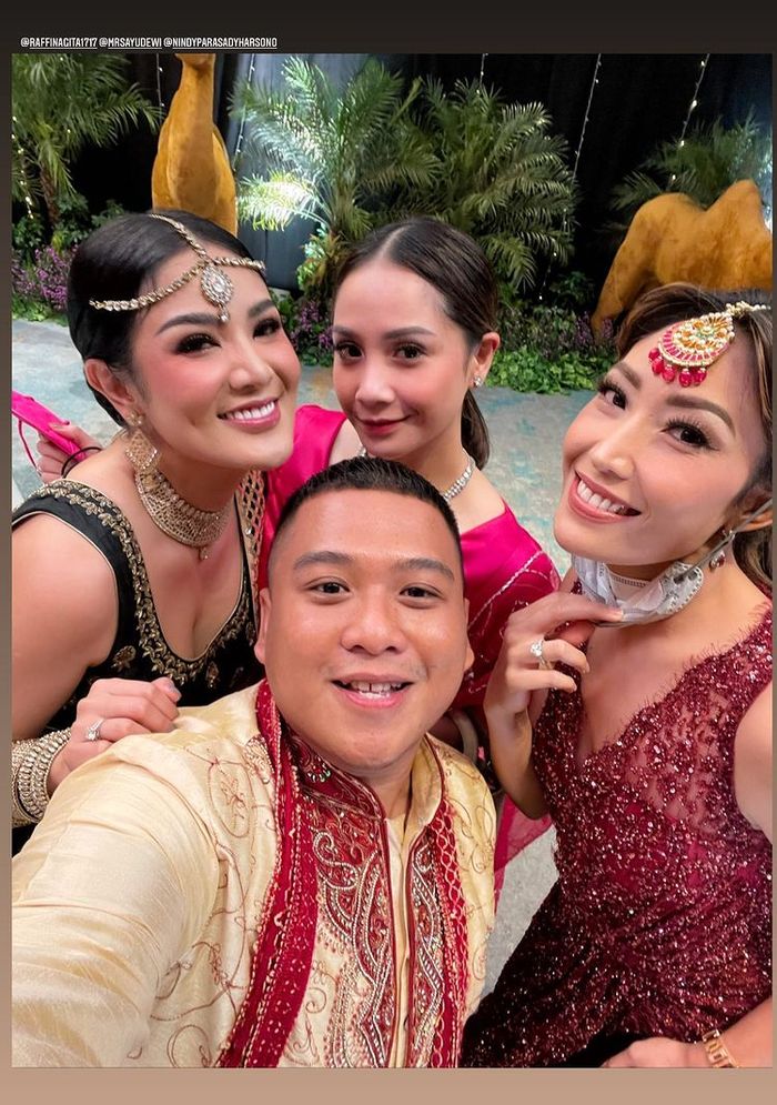 Nagita Savina bersama teman sesama selebriti di acara Henna Night Aurel Hermansyah