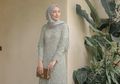 5 Ide Outfit Kondangan Warna Abu yang Ayu & Elegan ala Mega Iskanti