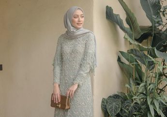 5 Ide Outfit Kondangan Warna Abu yang Ayu & Elegan ala Mega Iskanti