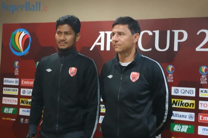 Pemain dan pelatih PSM Makassar, Abdul Rahman Sulaeman serta Darije Kalezic dalam jumpa pers di Hotel Lor-in, Sentul, Bogor, Senin (1/4/2019). 