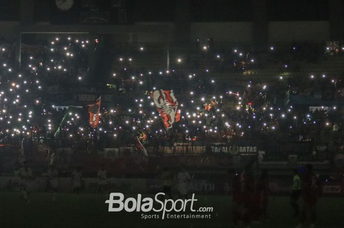Suasana mati lampu sempat menghiasi laga uji coba antara Persija Jakarta versus Ratchaburi FC di Stadion Patriot Candrabhaga, Bekasi, Jawa Barat, Minggu (25/6/2023) malam.