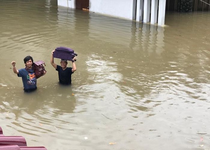 Rumah Rian D'Masiv yang dilanda banjir.