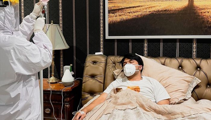 Thariq Halilintar terbaring di tempat tidur karena Covid-19.