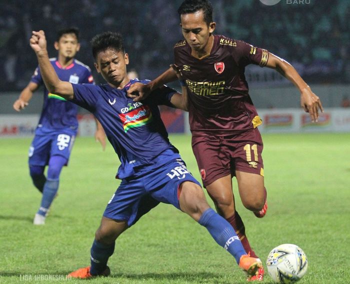Winger PSM Makassar, M Rahmat, berduel dengan bek sayap PSIS Semarang, Fredyan Wahyu Sugiantoro, pada laga pekan ke-29 Liga 1 2019.
