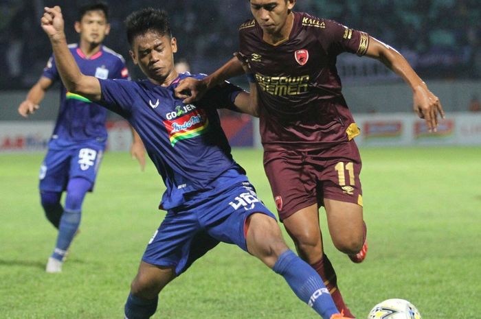 Winger PSM Makassar, M Rahmat, berduel dengan bek sayap PSIS Semarang, Fredyan Wahyu Sugiantoro, pada laga pekan ke-29 Liga 1 2019.