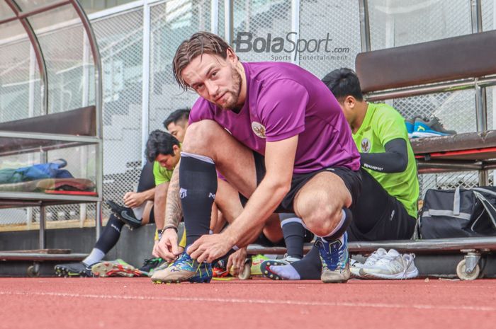 Pemain naturalisasi Indonesia asal Belanda, Marc Klok, nampak sedang mengikat sepatu di Stadion Madya, Senayan, Jakarta, 12 April 2022.