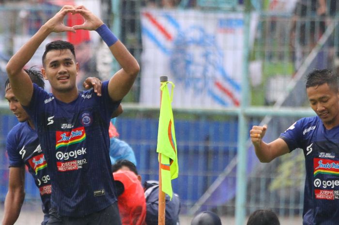 Gelandang Arema FC, M Ramfli merayakan gol yang dicetak ke gawang Bali United dalam lanjutan Liga 1 di Stadion Kanjuruhan Kepanjen, Kabupaten Malang, Senin (16/12/2019). Arema FC mengalahkan Bali United dengan skor 3-2.