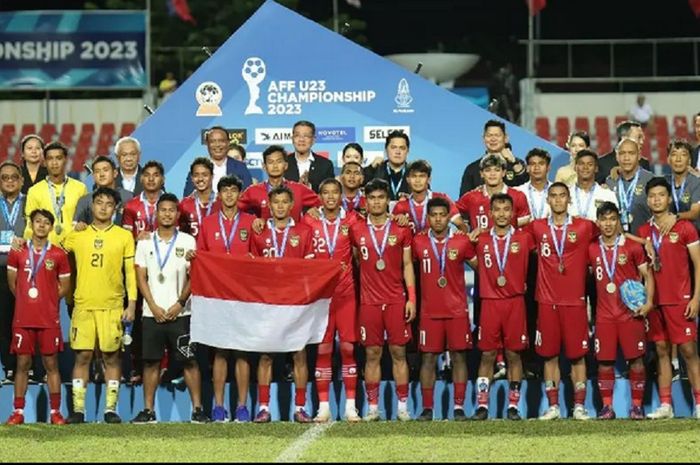 Timnas U-23 Indonesia bersama pengurus PSSI berfoto sebagai runner-up Piala AFF U-23 2023 di Rayong, Thailand, Sabtu (26/8/2023).
