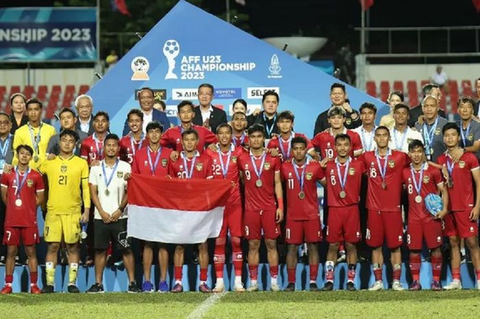 Timnas U-23 Indonesia bersama pengurus PSSI berfoto sebagai runner-up Piala AFF U-23 2023 di Rayong, Thailand, Sabtu (26/8/2023).