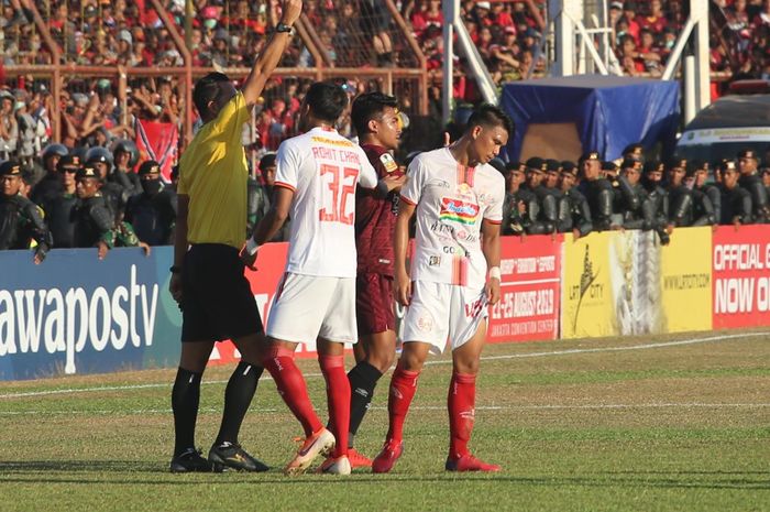 Gelandang Persija, Sandi Sute, mendapatkan kartu merah dalam partai leg kedua final Piala Indonesia kontra PSM Makassar di Stadion Andi Mattalatta, Makassar, 6 Agustus 2019.