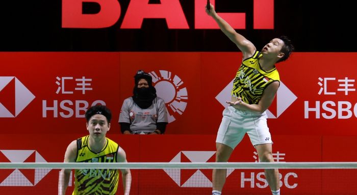 Pasangan ganda putra Indonesia, Marcus Fernaldi Gideon/Kevin Sanjaya Sukamuljo, saat bertanding melawan wakil Taiwan, Lee Yang/Wang Chi-Lin, pada laga penyisihan Grup A BWF World Tour Finals 2021 di Bali International Convention Centre &amp; Westin Resort, Nusa Dua, Bali, Rabu (1/12/2021).