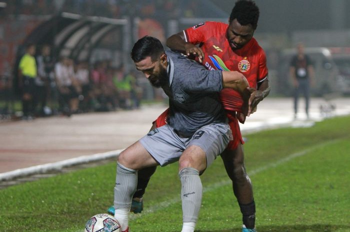 Pemain Persija Jakarta Ricky Cawor dan Javlon Guseynov dari Borneo FC sedang memperebutkan bola dalam lanjutan babak penyisihan Grup A Piala Presiden 2022 di Stadion Segiri, Samarinda, Sabtu (25/6/2022).