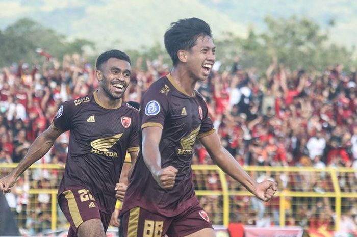 Gelandang PSM Makassar, Ananda Raehan (tengah) mencetak satu gol dalam kemenangan 3-1 atas Bhayangkara FC di Stadion Gelora BJ Habibie, Parepare, pada Jumat (17/3/2023) sore WIB.