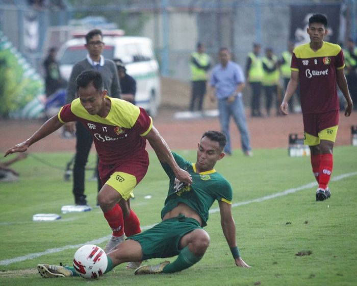 Suasana pertandingan Persik Kediri kontra Persebaya Surabaya dalam Piala Gubernur Jatim 2020 di Stadion Gelora Bangkalan, Senin (10/2/2020).