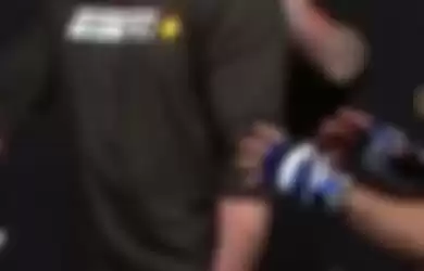 Khabib Nurmagomedov (kiri) akan bertarung melawan Tony Ferguson (kanan) dalam gelaran UFC 249.