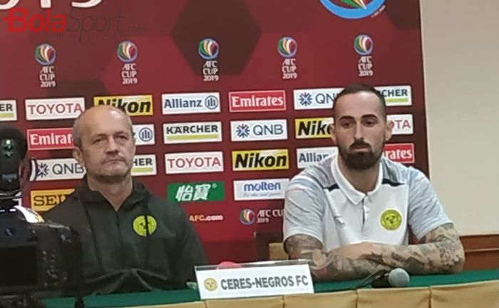 Pelatih dan pemain Ceres Negros, Risto Vidaković serta Manuel Herrera Lopez dalam jumpa pers di Hotel Sultan, Jakarta, Senin (22/4/2019).