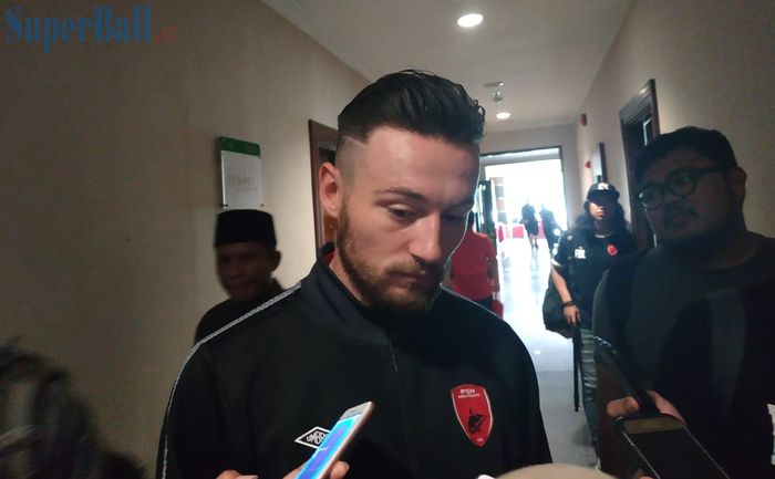 Pemain PSM Makassar, Marc Klok saat menjawab pertanyaan wartawan di Hotel Lor-In, Bogor, Selasa (12/3/2019).