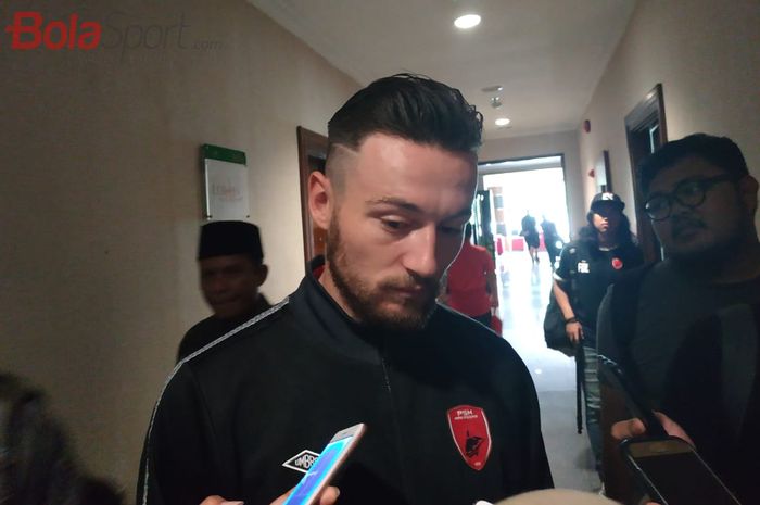 Pemain PSM Makassar, Marc Klok saat menjawab pertanyaan wartawan di Hotel Lor-In, Bogor, Selasa (12/3/2019).