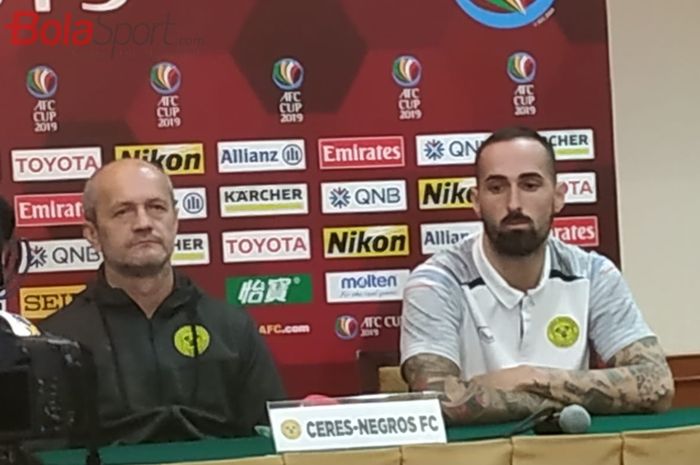 Pelatih dan pemain Ceres Negros, Risto Vidaković serta Manuel Herrera Lopez dalam jumpa pers di Hotel Sultan, Jakarta, Senin (22/4/2019).