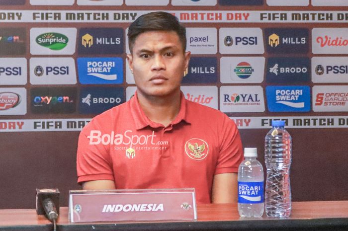 Bek timnas Indonesia, Fachruddin Aryanto, saat menjalani sesi jumpa pers di Hotel Ibis, Bandung, Jawa Barat, 31 Mei 2022.