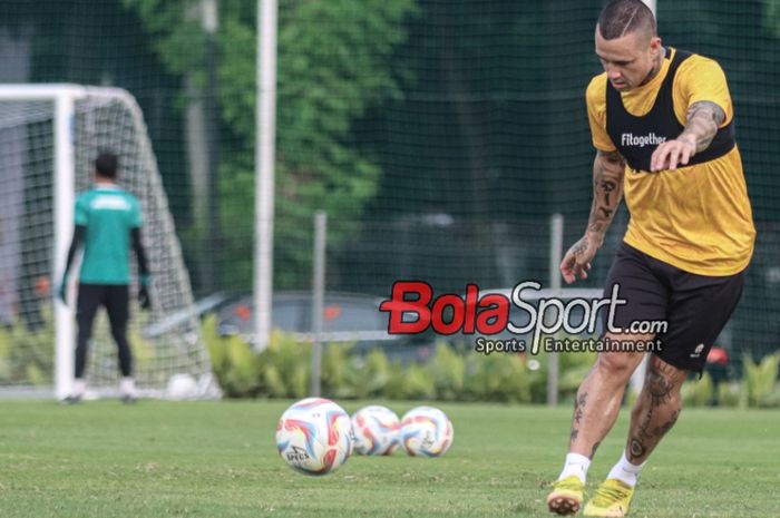 Pemain Bhayangkara FC, Radja Nainggolan, sedang menendang bola dalam sesi latihan di Lapangan B, Senayan, Jakarta, Selasa (12/8/2023) sore.