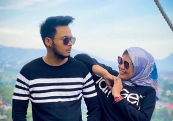 Sebut Dirinya Selalu Berada di Tengah-tengah Pria Tampan, Elly Sugigi Buka Suara Soal Gandengan Barunya: 'Memperbaiki Keturunan'