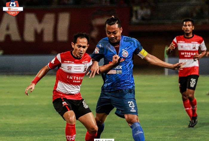 Pemain Madura United, Slamet Nurcahyo, berduel dengan bek Arema FC, Hamka Hamzah, pada laga pekan kesepuluh Liga 1 2019 di Stadion Gelora Madura, Sabtu (20/7/2019).