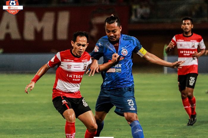 Pemain Madura United, Slamet Nurcahyo, berduel dengan bek Arema FC, Hamka Hamzah, pada laga pekan kesepuluh Liga 1 2019 di Stadion Gelora Madura, Sabtu (20/7/2019).