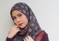 Resmi Berhijrah, Intip Inspirasi Gaya Padu Padan Hijab Kasual ala Cynthia Ramlan