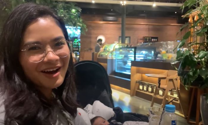 Salshadilla Juwita saat bertemu Nadya Mustika dan buah hatinya di Bandung.