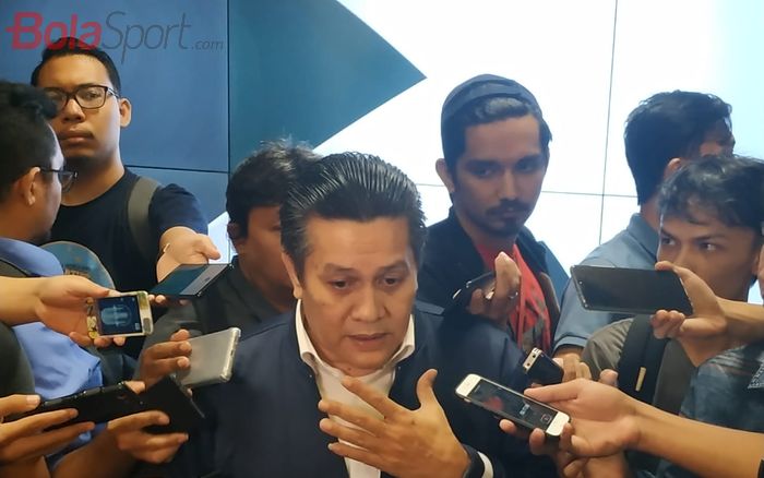 PLT Ketum PSSI Gusti Randa menjawab pertanyaan wartawan di ruang media Staion Utama Gelora Bung Karno (SUGBK), Selasa (19/3/2019).
