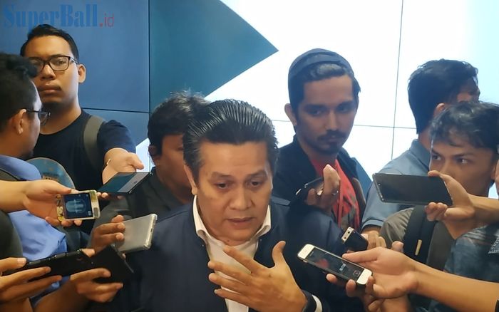 PLT Ketum PSSI Gusti Randa menjawab pertanyaan wartawan di ruang media Staion Utama Gelora Bung Karno (SUGBK), Selasa (19/3/2019).